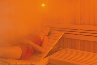Femme nue dans un sauna mixte