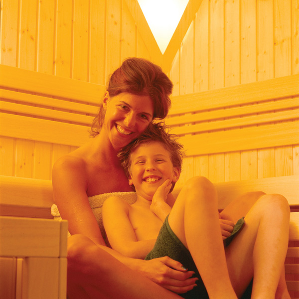 Moment de détente entre une mère et son fils dans un sauna